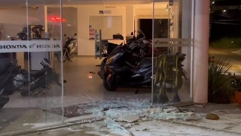 Sete criminosos arrombaram  Rondo Motos e roubaram várias motocicletas, em Jaru - Veja o vídeo Sete criminosos arrombaram  Rondo Motos e roubaram várias motocicletas, em Jaru - Veja o vídeo
